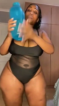 Gorda rabuda grandona striptease &buceta