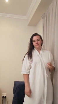 大きなお尻を持つPOV熟女継母はそれを保持して、継息子からコックを取得します - それはカウントされません