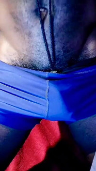 Umflătura mea masivă în pantalonii mei scurți din elastan albastru strâmți cu