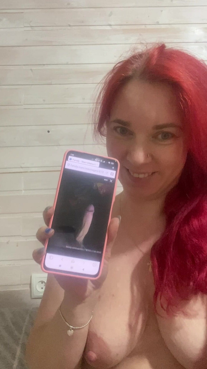 Hairy couple: ヌードペニスの大きさ推定と毛深い膣のクローズアップ