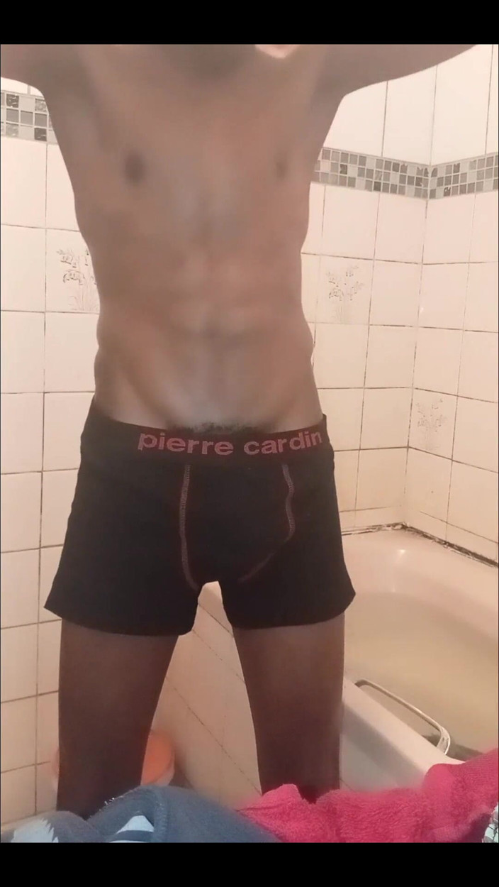 Black Bongs: 男性在浴缸里