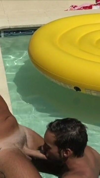 Fransız sürtük badboy tarafından prezervatifsiz sikiliyor