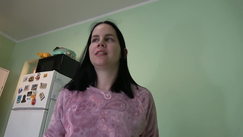 Anna Sky: 穿着毛衣蓬松的Anna吹箫并高潮