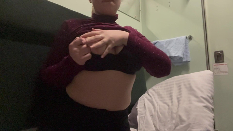 JuiceLussie: Amatur panas menjolok dubur di atas kereta api