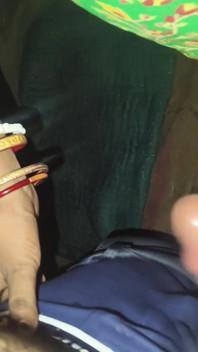 Hintli evli kadın kocasının penis suyunu ağzına aldı