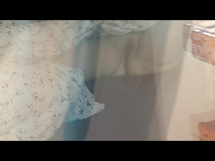 SimoneLive1: 내 보지를 젖게 하고 있어