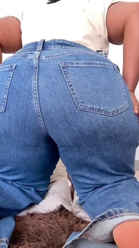 穿着牛仔裤放屁的胖屁股熟女