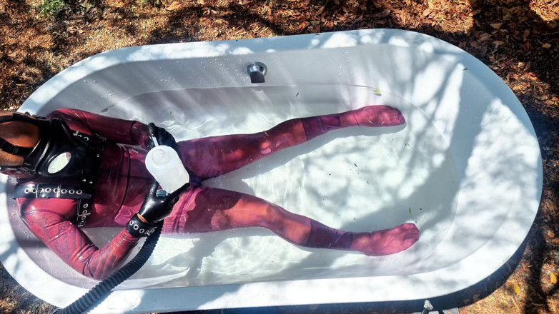 Athos: Séance de jeu dans un bain de drone violet