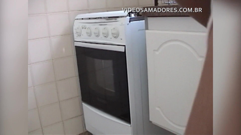Amateurs videos: Uomo eccitato per la sua ragazza che fa i piatti...
