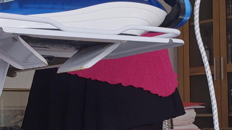 SavageHeater59: Olhe por baixo da minha saia enquanto passo a ferro