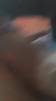 Si scopa la casalinga mentre sta cucinando