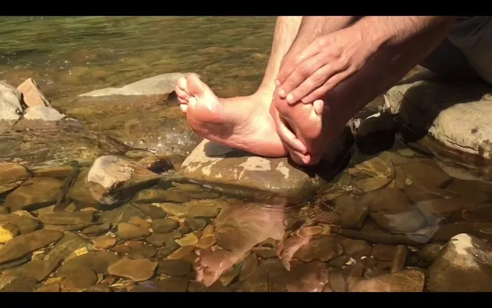 Manlyfoot: Washing My Big Feet in the Crystal Clear Cooling Waters...