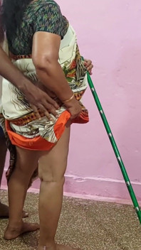 La Mia Matrigna Pulisceva Il Pavimento Con Un Mop, Quindi Ho Tenuto Il Sari in Piedi per Non Cadere Sul Pavimento.