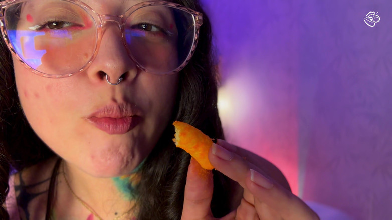 Pedazodchicle: Gantess आपको उसका चबाया हुआ भोजन और बर्प्स देखने देती है