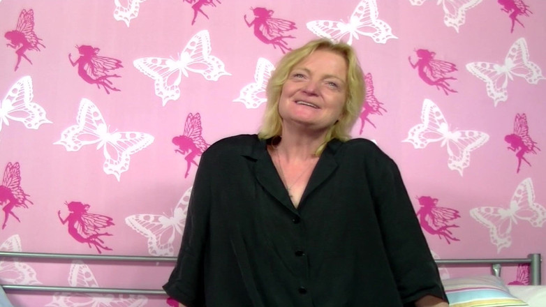 Deutsche Frauen: 熟女のドイツ人ブロンドがソロアクションでオナニーする