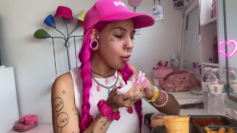 Nali Marie: Mukbang อาหารรสจัด จ้านกินหน้าสาวตัวเล็กกินอาหารสุดฮอต โคลสอัพ เล็บยาว เฟติชอะคริลิคเล็บ วัยรุ่น หมวกกันน็อก แขวน