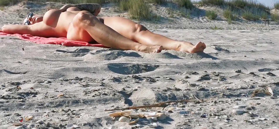 Wet Kelly: Heiße MILF, die am fkk-strand masturbiert, wurde vor der kamera...