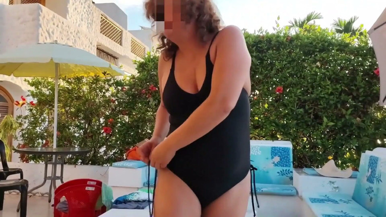 Ardientes69: Na Plaży Moja Piękna Macocha Publicznie Pokazuje Swoje Cycki, a...