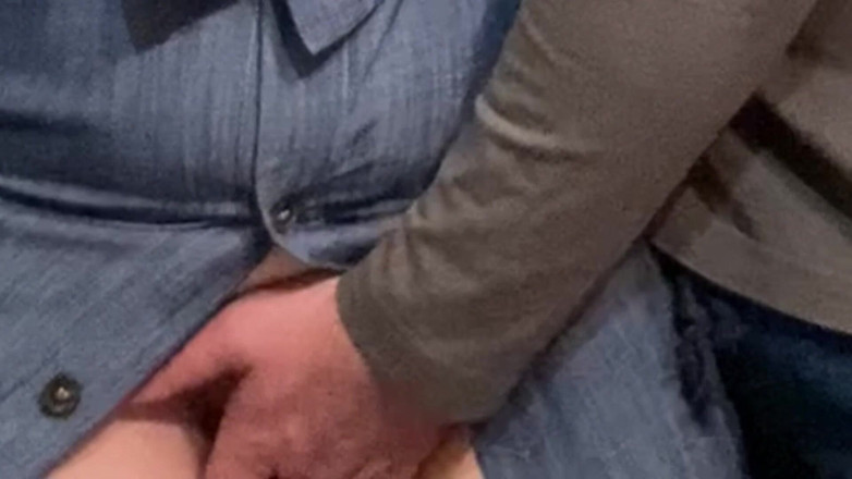 PriyaNaavya: Old Perv se dotýká malé kundičky v metru