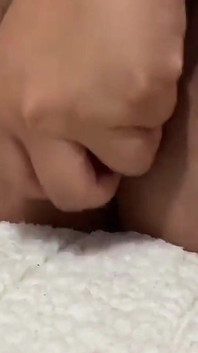Lésbica latina grossa se dá molhada e esguichando orgasmo com vibrador