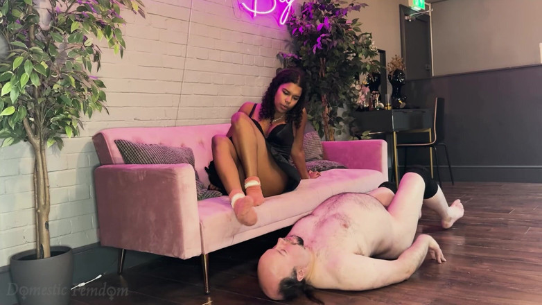 Domestic femdom: นักดมถุงเท้าตีก้น