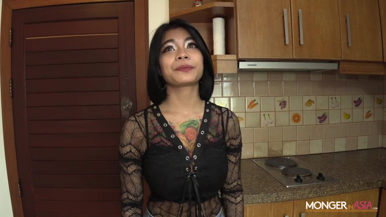 Monger In Asia: Sexy, vollbusiges thailändisches zimmermädchen wird beim vorstellungsgespräch vollgespritzt