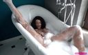 Bangshub: 性感的黑发女郎在浴缸里自慰
