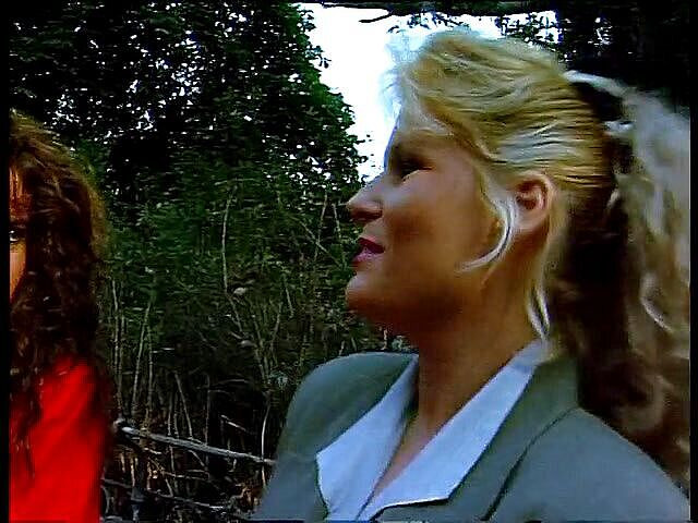 Lucky Cooch: Dvě sexy holky na venkovním rozhovoru