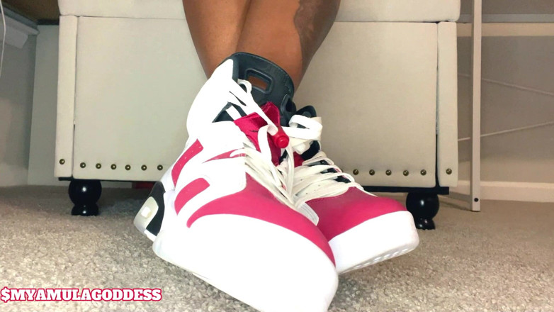Mya Mula Goddess: Sneaker cagna