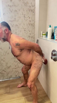 Papà viene scopata da un dildo gigantesco