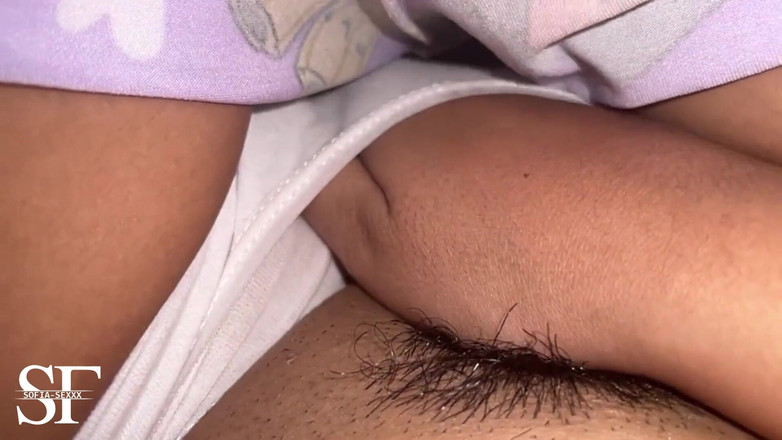 sofiasexxx: Tôi chạm vào âm hộ trẻ đầy lông của tôi nửa đêm và đạt...