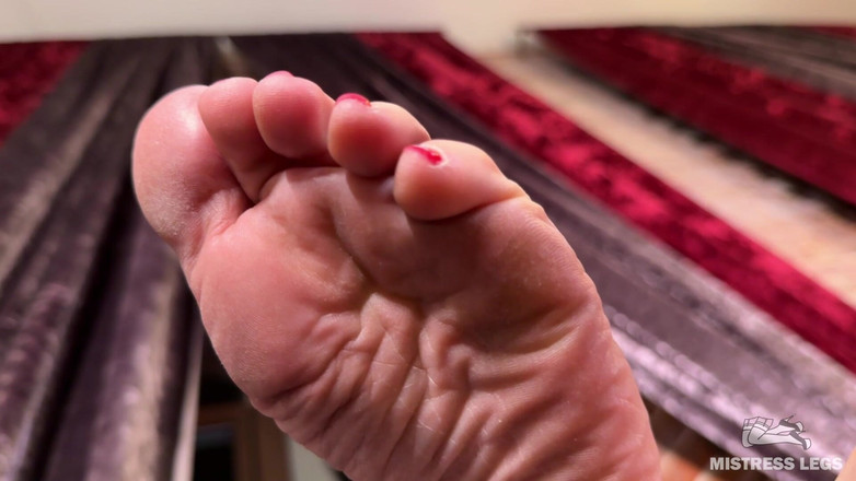 Mistress Legs: Te arrastras debajo de mis suelas desnudas mientras me tomo...