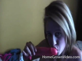 Homegrown Solo Babe: Working her moist pussy