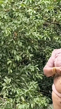 Cewek dengan rok putih dan atasan pink bugil sambil bugil sambil bugil di luar ruangan