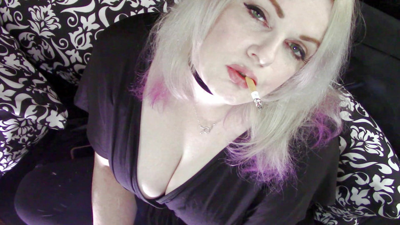 Smoke Temptress Annie Vox - Smoking Fetish: Висячий червоний в чорній сукні