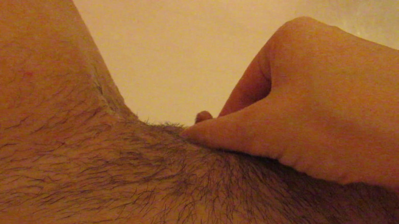 Cuteblonde666: Je lave ma grosse chatte poilue de clito