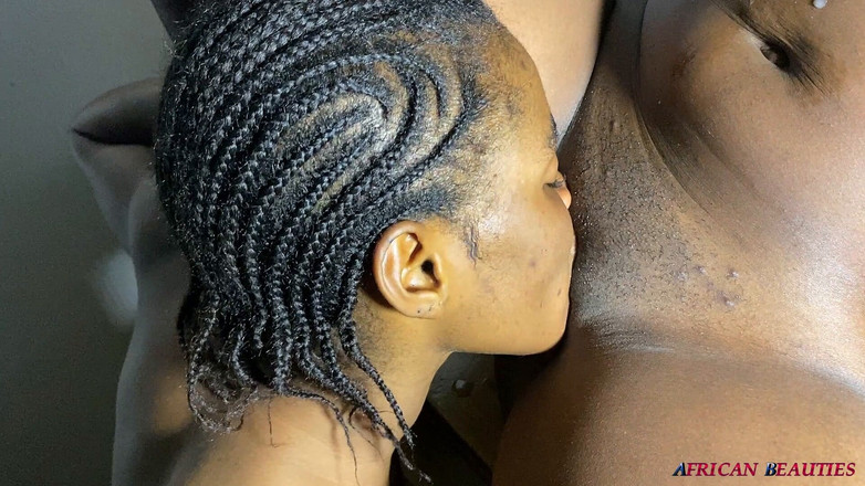 African Beauties: 火辣女同性恋女孩轻松喷射