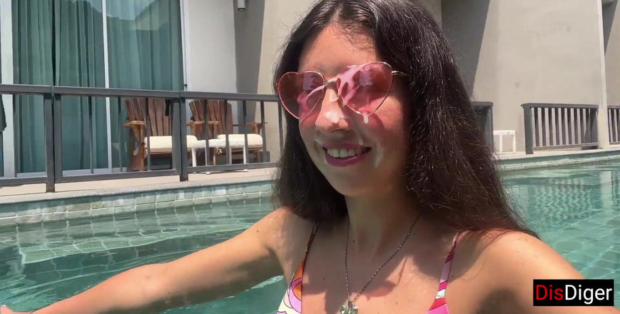 Dis Diger: 外国人がロシア人の女の子を部屋に誘い込み、ペニスを見せつけ、彼女の顔にファックされ、精液を出した