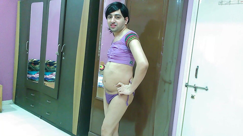 Cute & Nude Crossdresser: 블라우스와 비키니 하의를 입은 섹시한 계집애 크로스드레서 펨보이 달콤한 롤리팝.