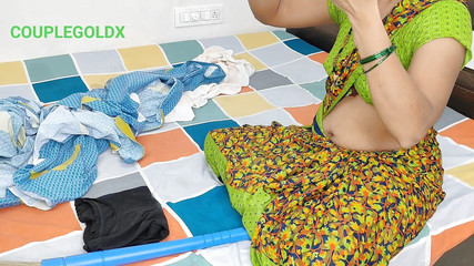 Sexy Komal: Komalova služka Jaadu uklízela a našla robertek.