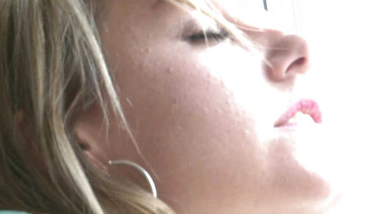 Family Fuckers: Блондинку с большой задницей долбят сзади