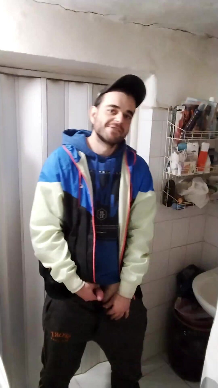 jerkofflover: Banyoda eski erkek arkadaşıma mastürbasyon yapıyorum çünkü uyuyakaldı ve bana verecek...