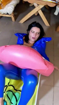 Dominująca milf w błyszczących skórzanych spodniach i błyszczącym downjackecie. Obciąganie, Cameltoe, Spust Play i Dmuchane Zniszczenie