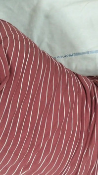 Küçük üvey kız kardeşim bana kızgın, tüm gece için tek bir yatağı paylaştık, tam Hintçe viral video