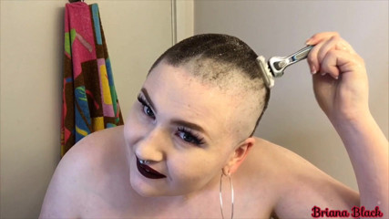 Briana Black: Afeitado de cabeza suave personalizado