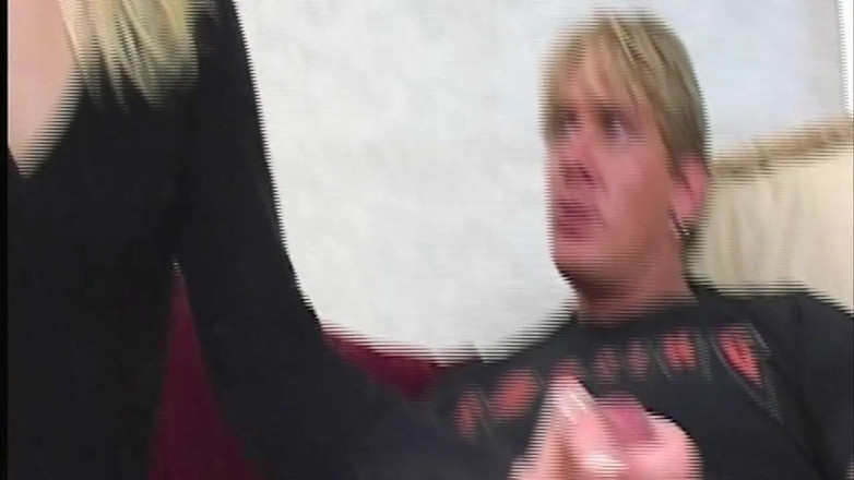 RetroTrashX: Minyon sarışın poposu sertleştiriyor