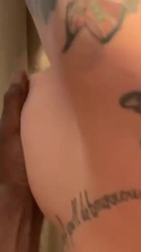 Tattoed dziwka dostaje ogromny czarny kutas w jej tyłek