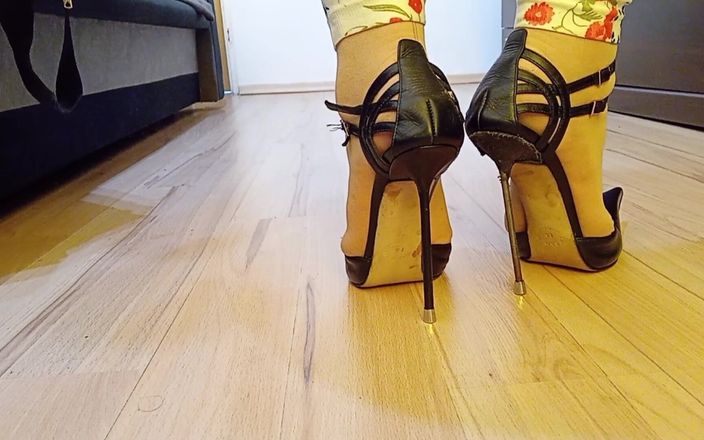 High Heels Kingdom: Le travesti se promène dans des escarpins à talons hauts de...