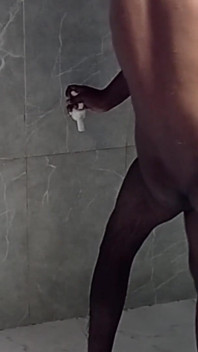 Je baise ma copine dans la salle de bain.