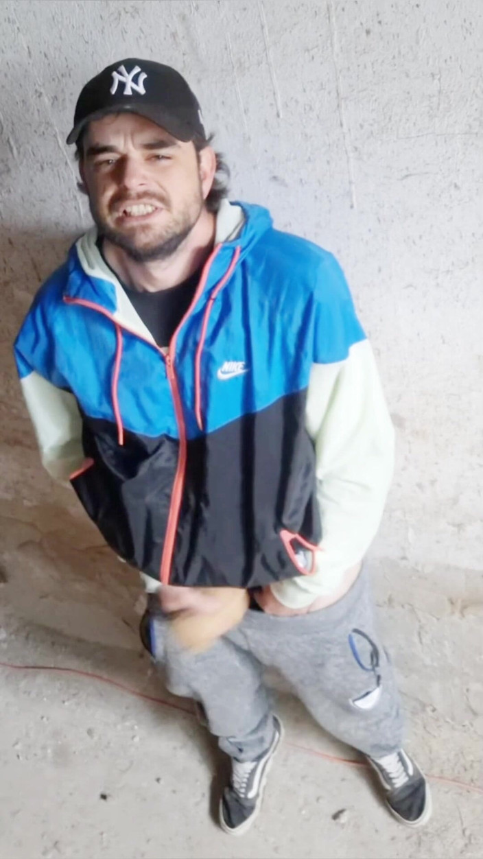 jerkofflover: Io in Un Edificio Abbandonato Dove Vado a Masturbarmi